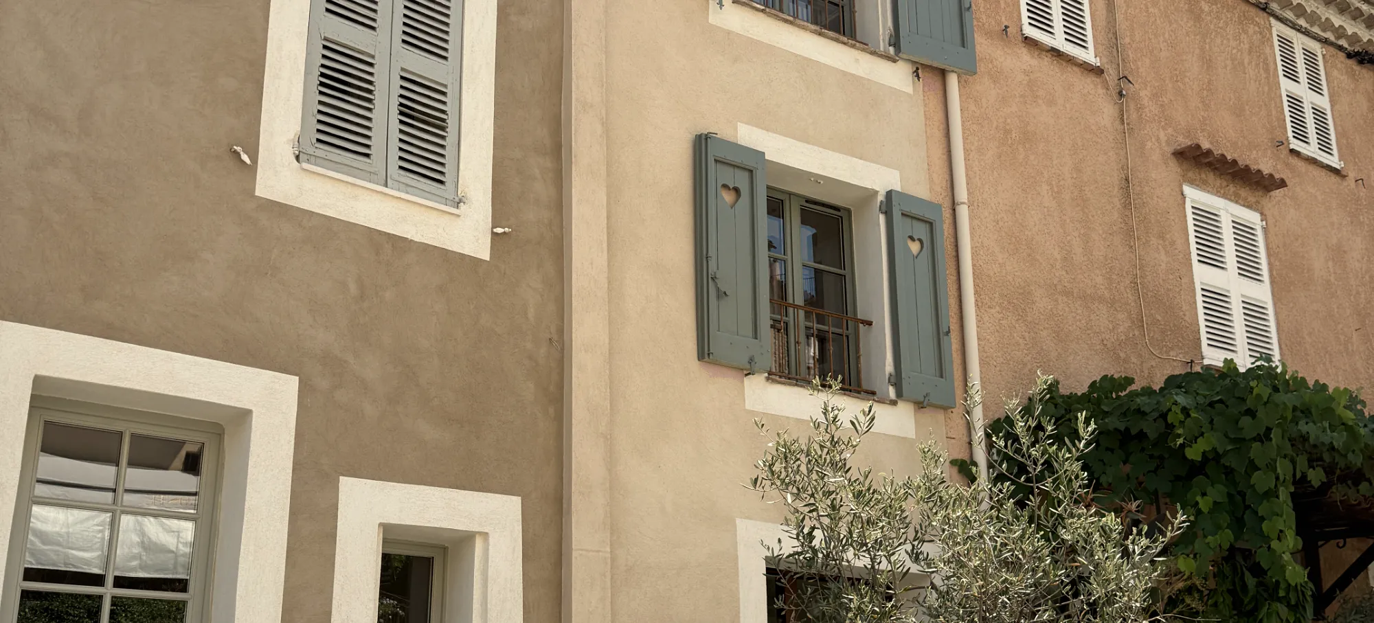La façade de nos bureaux, Mougins Village